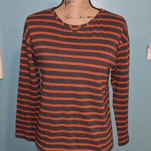 Grey‎ and orange light sweater